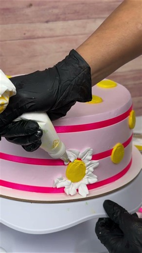 This Pink Daisy Cake Decorating Method Is So Easy It Feels Like Cheating 🌸