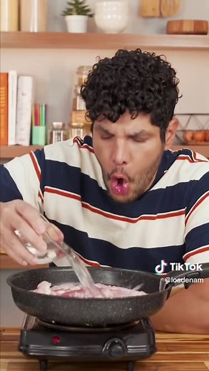 CHICHARRÓN EN SARTÉN, SIN ACEITE, SIN HORNO NI FREIDORA DE AIRE 🥓¡Compártelo! ♥️ • INGREDIENTES: ▪️1 Kg. Panceta de cerdo. ▪️1 Taza de agua. ▪️2 Ajos picados. ▪️1 Hoja de laurel ▪️1 Pizca de bicarbonato. ▪️Sal y pimienta. • PREPARACIÓN: 1. Corta la panceta en tiras de dos centímetros y hazles cortes por la parte de la piel, cómo te mostramos en el video. 2. Pon los trozos con todos los ingredientes en un sartén a fuego medio alto, y tápalo hasta que hiervan. 3. Baja el fuego a medio bajo y deja