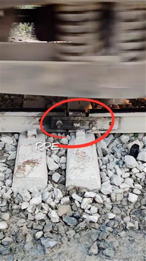 Broken rail and loose packing.🙄#trains #broken #packing #railway #ontario