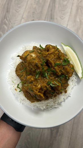 So much flavour in this masala chicken curry. Also doesn’t take super long to make, which is always a winner for a quick weeknight dinner. Full recipe is in my membership on my website along with a bunch more one pot dishes done in my style, the lazy-ish way. Go check it out. #indianfood #chickencurry #currychicken | whatinthechef