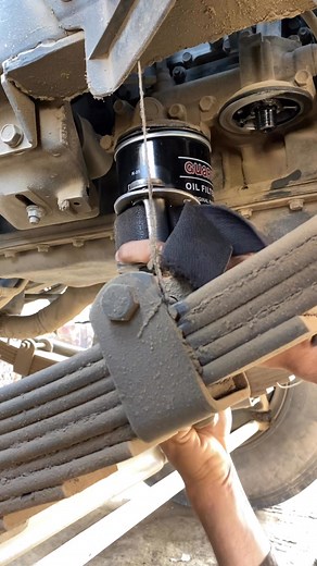 55K views · 434 reactions | How to Change a Truck Engine Oil Filter | Quick Service Method #fblifestyle #oilfilterchange #dieselengine #truckservice #mechaniclife #tips | Skills man | Facebook