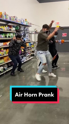 AIR HORN SCARE PRANK IN WALMART #walmart #prank #socialexperiment