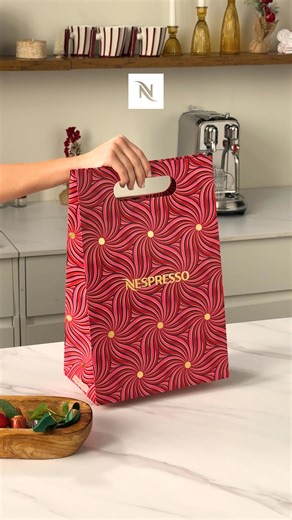 Taste the festive season, wrapped in magic with enchanting gifts and irresistible coffees. | Nespresso