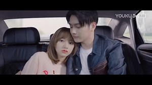 🥰I showed love with the captain in the car, the staff could not stand to see! 傲娇队长和甜妹车上撒狗粮，工作人员都看不下去了！ #你微笑时很美 #FallingIntoYourSmile 🎬Watch【Falling Into Your Smile】on YOUKU APP ▶ https://qr.youku.com/pr?c=xaYZpfrZB0kv 🔮Shop officially licensed merch of your favorite YOUKU programs ▶ https://bit.ly/KOITAKEfb #YOUKU #优酷 | 优酷宠爱剧场 Youku Romance