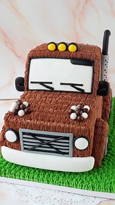 Truck Cake Concept🎂🚚. This truck cake is bursting with charm and craftsmanship! The brown frosting gives it a warm, vintage utility vibe, while the fine details — exhaust pipe, windshield wipers, and those jaunty yellow roof lights — really show off the artisan’s steady hand and sharp eye. #cake #cakedecorating #cakeideas | Angel Carrera