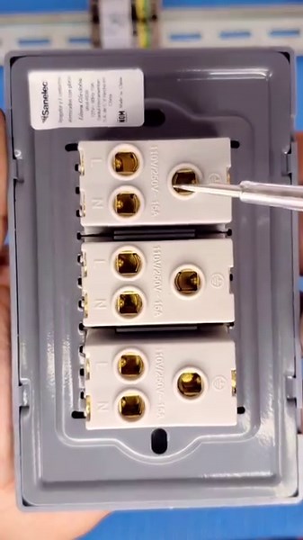 28K views · 603 reactions | 3 Tomacorrientes: Guía Básica de Electricidad #tutorial_electrico #electricista #electricidad #electric #tomacorriente #voltaje #tip #eléctricos #electricista | Electrica Control | Facebook