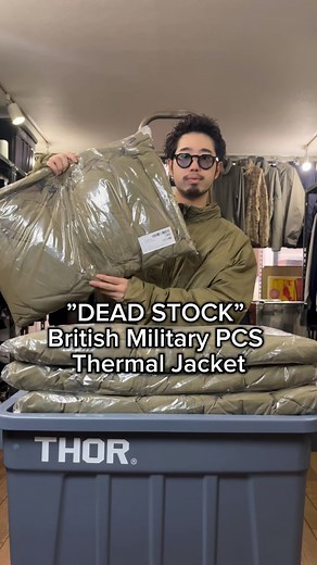 “DEAD STOCK” British Military PCS Thermal Jacket イギリス軍の寒冷地向けレイヤリングシステム 通称PCS（Personal Clothing System）のミリタリージャケット。 アメリカ軍ECWCSのLevel７、プリマロフトジャケットのイギリス軍版とも言われています。 US Militaryバージョンよりも軽量に作られており、素材は保温性に優れたポリエステルファイバー素材の中綿となります。 さらに表地は、撥水性の高いマイクロリップストップナイロン。 襟裏にはマイクロフリースを使用しており、襟にはフードが収納されていて、バイザー部分にはワイヤー入り。 襟、裾には、熱を逃がさないためのドローコード。ハンドウォーマーポケットと、右胸に大きなポケット。 右胸のポケットに全体を折りたたんで収納可能なパッカブル仕様。 高い保温性と軽量化により、シティーユースとしての機能に特化しています。 | TEENAGER_Shibuya