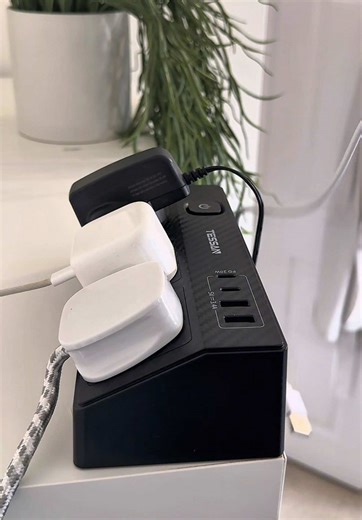 Every desk needs this clamping power strip ⚡️🙌 #techgadgets #desksetup #powerstrip #gamingsetup #tiktokmademebuyit