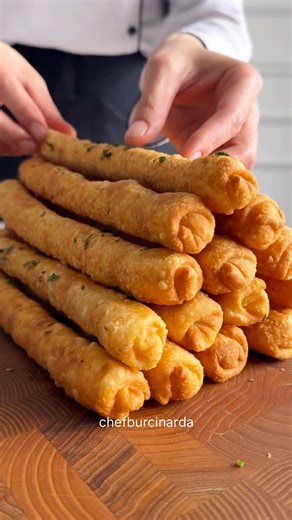 Burçin Arda|Pastry Chef on Instagram: "Cezayir Böreği Su bardağı ölçüsü 200 ml Malzemeler 625 g un(5 su bardağı) 1 yemek kaşığı irmik 1 yemek kaşığı sirke 200 ml ılık süt(1 su bardağı) 100 ml ılık su(1/2 su bardağı) 1 yumurta 1 tatlı kaşığı tuz(10g) 60 g tereyağ 50 ml sıvı yağ(5 yemek kaşığı) Tereyağının içine eridikten sonra;1 çay kaşığı kekik,1/2 çay kaşığı kurutulmuş fesleğen,1/2 çay kaşığı karabiber ekleyeceksin. İç harç için; 500 g kıyma 1 büyük soğan(Renlenmiş suyu alınmış) Maydonoz,karabi