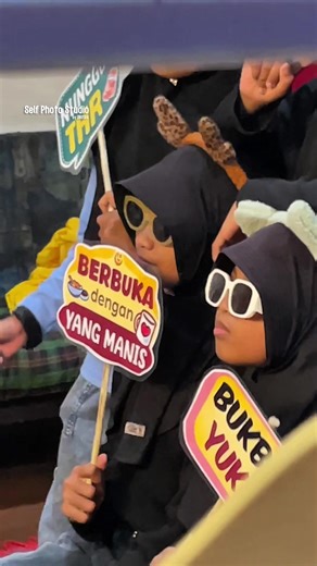 foto sekelas rame-rama segerombolan di studio drifair... . . @selfphotostudio_drifair #selfphotostudiobydrifair #selfphotostudiorasbar #selfphotostudioph #selfphotoramadan #selfphotostudiomurah