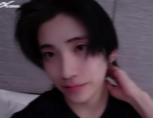 「韓国のオーディションでは、スカウトされる子はその子のSNSを見て声がかかるパターンが多いですが、僕の場合は自分から何かアクションを起こしたかったので、ダンスや歌を自分で撮って送っていました。奇跡的にビデオを見てもらえて、しかもありがたいことに受けたすべての事務所から声をかけていただきました。でも、いざ会うとなった時、各事務所とも微妙に時期が重なっていたので、『ヤバッ、どの事務所にしよう』って。どれを選ぶか真剣に悩みましたね。この時はお姉ちゃんに相談しました。姉は『やりたいことをやればいい。もしそこで挑戦して失敗しても次があるんじゃないの』って。そして『いろんな事務所から声かかったんだから自信を持ちなよ』と背中を押してくれました。姉の言葉に『そうだよな。俺はこっちも、こっちの事務所からも声をかけられたんだ』って気持ちに余裕も出てきました(笑)」 何度転んでも諦めず挑戦するゆうまも凄いけど最後まで背中を押してくれたゆうまのお姉ちゃんに感謝だね。 .⋆𝜗𝜚 ┈┈┈ ⋯ ┈┈┈ 𝜗𝜚 ┈┈┈ ⋯ ┈┈┈𝜗𝜚.⋆ メンション失礼します！ @유주 @추추 @🍓 @ふまぽめ @かのん