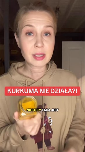 Agnieszka Skowerska on Instagram: "Ilekroć w moich filmach pojawia się informacja o tym, by kurkumę zawsze przyjmować z pieprzem, to zawsze pojawiają się w komentarzach pytania, dlaczego sama w sobie nie może być spożywana? Oczywiście, że może, bo ładnie pachnie, przyjemnie smakuje, poprawia kolor dań, ale…to wszystko. Poza walorami smakowymi i zapachowymi, sama kurkuma nie przyniesie żadnych korzyści zdrowotnych dla Waszego organizmu. Dlaczego? Bo jej najważniejszy związek - kurkumina, praktycz