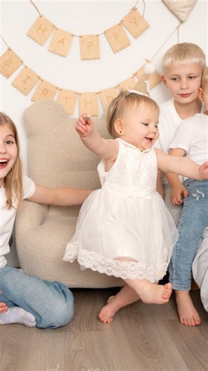 Андрей Смоляга on Instagram: "1 год и 2 месяца - как это возможно 😅 По ходу Ульяна Тимура перепрыгнет 🤣🤩 Явно бады NSP работают Хочешь узнать, что она ест и пьет - напиши слово КЛАССНАЯ"