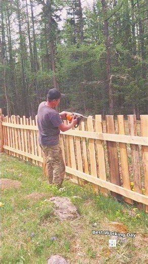 Tailler le haut d'une clôture en bois avec une tronçonneuse