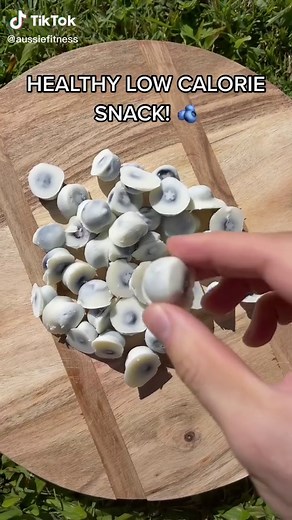 Healthy LOW CALORIE SNACK using only 2 ingredients! 🫐 #lowcalorie #healthy #lowcaloriesnacks #fyp #weightloss #fatloss #caloriedeficit