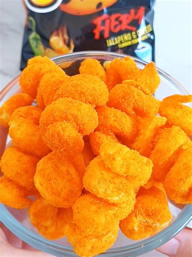 🌶 CHEETOS - JALAPEÑO & CHEESE PUFFS 🧀 • These twisty puffs have a really moreish & subtly crunchy texture & they're absolutely loaded with seasoning. They have a salty cheesy flavour & the spice level is nice & tingly. We were expecting them to have the distinctive Jalapeño taste like the Cheetos imported from the US, but they are very different. The chilli mix in the flavouring consists of paprika, cayenne & white pepper, without a Jalapeño in sight. We love a chilli cheese combo, so still re