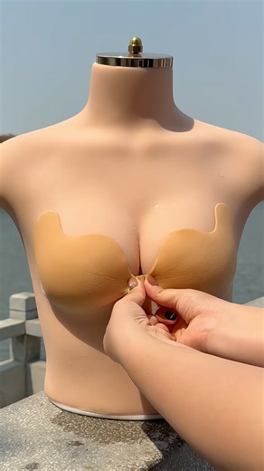 Minikit V-bra is the invisible support your outfit deserves.#bra #stickybra #minikitvbra #invisiblebra