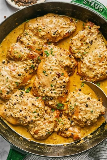 This is one of my favorite recipes on my website (and there are over 600!!). It’s my Creamy Peppercorn Chicken and it’s a fantastic 30 minute one pan dish that tastes restaurant quality. Seared chicken is smothered in a rich creamy peppercorn sauce that tastes just like the one you get at a steak house. Recipe in comments #glutenfree #chickenrecipes #chickendinner | Every Last Bite - Carmen Sturdy
