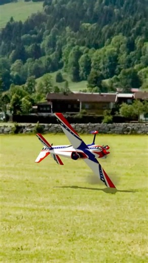 RealFlight 9.5S I tried to make the wingtip touch the ground using a radio-controlled simulator. ...