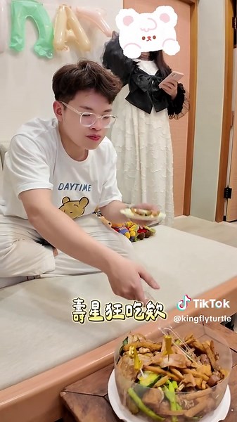 壽星不喜歡吃甜點？ 只好做一個鹹酥雞蛋糕 #生日 #birthdaycake