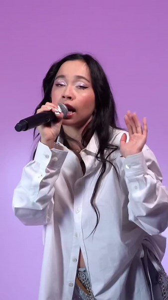 Filiz, c'est la sensation du moment sur tous les réseaux avec son morceau LIKE THIS, véritable hymne d'empowerment féminin aux sonorités pop et hypermodernes. Addictif ! Lien en bio insta ou sur YouTube Modzik ! CRÉDITS LIVE : Production : Agence Modzik Connect! Réalisation : Bellanopolis Direction artistique : Henrik Jessen & Modzik Connect! Assistante : Eloy Velaine Assistante cheffe de projet: Ninon Collier Montage : Yuna Palfroy Assistante réalisateur : Clémence Lebras Ingénieur du son : Art