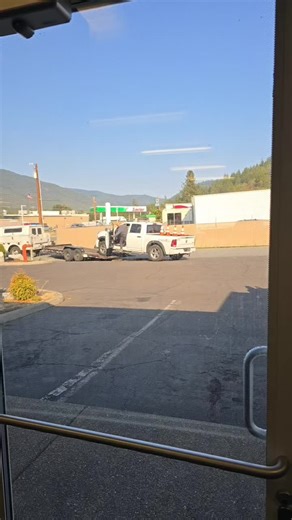 Professional trailer loader upper guy. Passing through with blown headgasekts. Truck wasn't worth fixing. #towing #doitmyself #ram #headgasket #idontneedaman