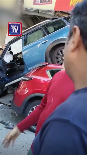 Akibat tertekan pedal minyak, Mini Cooper 'terbang' langgar lima kenderaan