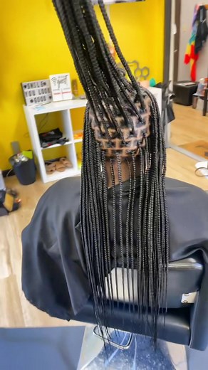 Medium knotless🩷 #knotlessbraids #mediumknotlessbraids #brandibraids #getchusome #fyp #foryou #foryoupage #braidstyles #braids #braidseason #mediumknotless #mediumknotlessboxbraids