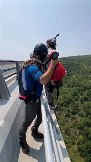 🪂 BASE jump & skydiving: The winning duo Having solid skydiving experience is essential before getting into BASE jumping. It’s like being a good mountain skier — you need to master the basics on the valley slopes before tackling the steepest lines. At Rock Drop, we emphasize this strong foundation so your progression can be safe, smooth, and lasting. 💬 “Without my skydiving experience, I would’ve never felt ready to jump off a cliff. It’s the essential base.” – Eric, Rock Drop student. — 🪂 BA