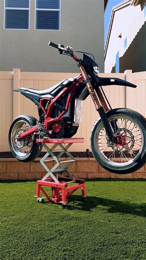 Offline Red on Instagram: "You guys are going to LOVE this next YT video❤️‍🔥 Wheels - RampedRacing.com use code OFFLINE‼️ Controller - @pinnedelectric use code OFFLINE‼️ Footbrake - SurgeRacingCo.com use code OFFLINE‼️ Suspension - @pureracing.bike use code OFFLINE‼️ Rate this build 1-10🥹❤️"