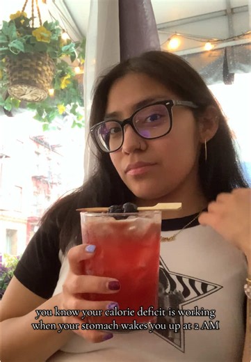 and when i mean wakes you up i mean wide awake ! 😩😩 and then you’re on google looking at restaurants to eat at on your cheat day 🤣 #caloriedeficit #weightloss #latina