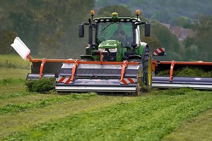 Merge Maxx 440 F: Στόχος του νέου χορτοξηραντικού της Kuhn η υγιής χορτονομή