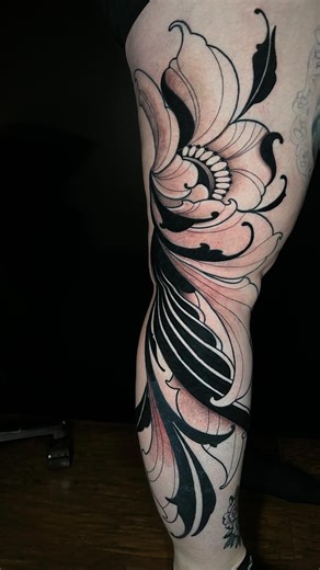 Nathan Hawkes on Instagram: "@sugarrbiscuit is just an absolute beast with these leg florals 💪🏼🔥🔥 Thank you so much for your continued trust, I swear I’d make the tattoo hurt less if i could 😂 Can’t wait to do some more soon! • • • Fill out our form online to get a quote and book your next tattoo 🤘🏻 • • • #columbustattoos #largescaletattoo #blackworktattoo"