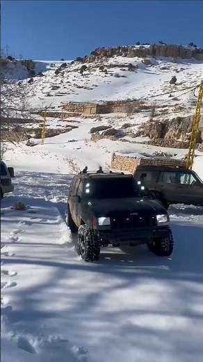 jeep Grand Cherokee on snow