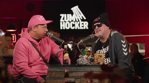 #126 Dennis ruft an (Gast Dennis aus Hürth) Ähnlich wie die Karriere von Martin Klempnow, dem Mann hinter der Figur Dennis aus Hürth, ist auch der Werdegang des Jungen mit dem unverkennbaren Style ein langer aber einer, der stetig bergauf geht. Zuerst taucht der Dennis nur als eine Figur unter vielen in den ProSieben Fernsehsendungen Granaten wie wir und Switch Reloaded auf. Schnell wird klar, dass Klempnow mit Dennis ein echter Kunstgriff gelungen. Dennis wird zur Kultfigur und bekommt sein eig