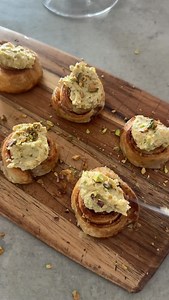 De nemmeste, lækreste butterdejs-kanelsnegle med pistaciecreme 👌🏼 Måske I skal prøve dem i weekenden 🫶🏼 Fremgangsmåde 👇🏼 🤍 Fordel smør (ca. 75 g.) på en færdig butterdej 🤍 Drys med kanelsukker 🤍 Skær dejen ud i ca 9 strimler af 2-3 cm tykkelse (på den lange side) 🤍 Rul sneglene og fordel dem i et fad el. lign. 🤍 Hæld lidt fløde (bare en lille smule) ned i fadet/, på bagepladen eller hvad du bager dem på/i. 🤍 Bag i ovnen eller Airfryer til de er gyldne og sprøde på toppen. Jeg bagte v