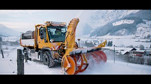 Ein Profi für Profis. Schneeräumung bei arktischen Temperaturen. Eins von vielen Spezialgebieten für unseren Unimog. #TruckerTuesday | Mercedes-Benz Deutschland