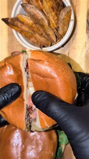 Raclette Burger. 👀 // 🍔 #burger #raclette #foodlover #recette #recipeshorts