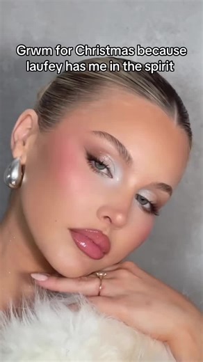 𝓶𝓪𝓴𝓮𝓾𝓹 (@makeup.919)’s videos with Santa Claus Is Comin' To Town - Laufey