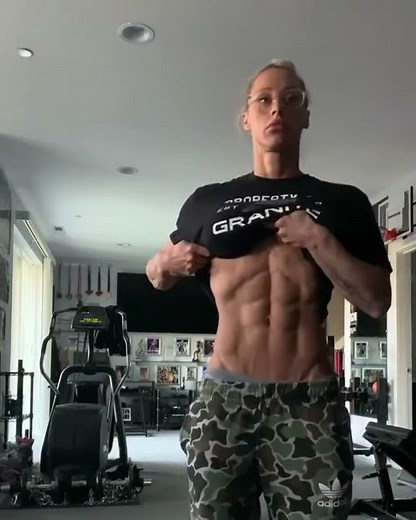 Muscle girl flex super abs