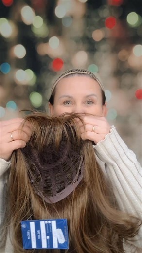 Model Nadia -naturalnie, choć syntetyczna. Ta peruka to jeden z chętniej wybiwranych modeli "na co dzień". W filmie kolor 4/27 | Sagatia.pl