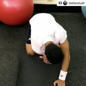 THORACIC ROTATION AUTOMOBILIZATION EXERCISE (SELF-TREATMENT) Your thoracic spine needs to be mobile - our body is smart 🤓and will find to get that motion from somewhere else! Those areas of compensation might lead to poor movement patterns, overuse and pain. An immobility or stiffness in the thoracic spine can lead to rounded shoulders, shoulder pain, elbow pain, wrist pain, neck pain, lower back pain and even hip pain. That´s why it is very important to include this mobilization exercise in yo