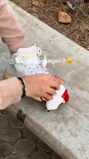 Me cayó salsa en los tenis #fyp #parati #sneakergamemx #sneakers #tenis