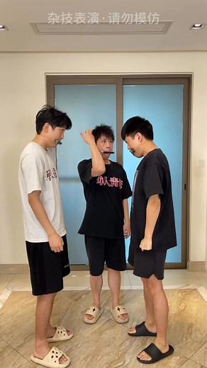 90K views · 2.3K reactions | Hurry up and ask your friends to watch the three-person head-banging challenge 1/2 #funny #funnyvideos #搞笑 #幽默视频 #guanbue #管不饿 | GuanBue 管不饿 | Facebook