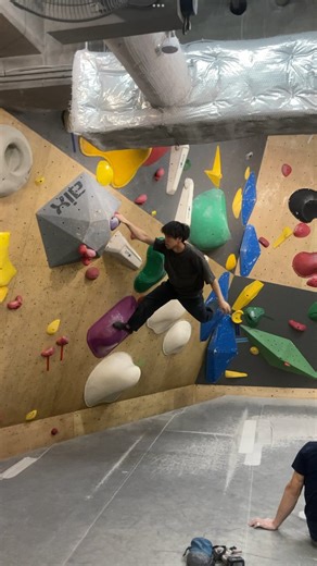 Urban Base Camp 新宿 | . CHECK THE MOVE🎥 Grade: 1D Setter&Climber: @ryu____1 #ベーキャン新宿 #BaseCamp#ubc #climbing#boulderingsportsclimbingclimbinggym... | Instagram