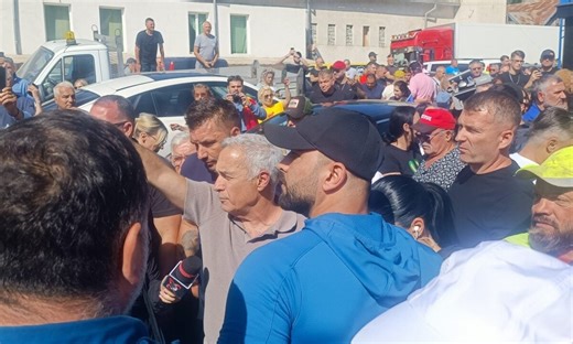 VIDEO Călin Georgescu, la inundații înconjurat de bodyguarzi și interlopi din mafia lemnului. Echipa i-a pus la boxe marșul prezidențial, în sat au fost trase clopotele / Mulțumiri pentru Realitatea TV și România TV / Mai mulți localnici l-au criticat pentru operațiunea de imagine