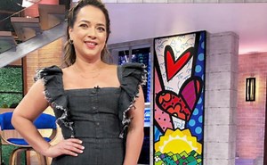 Adamari López se descuida y enseña de más en la tele