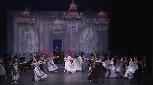 "Mayerling" kehrt ab dem 21. Januar zurück ins Opernhaus! Kenneth MacMillan, Meisterchoreograph des psychologischen Dramas und der menschlichen Abgründe, widmet sich in Mayerling den letzten, verzweifelten Tagen des Habsburger Kronprinzen Rudolf und entwickelt ein fesselndes Handlungsballett basierend auf historischen Ereignissen. Das für ein Ballett untypisch düstere Thema entfaltet sich dank MacMillans Erzählkunst auf der Bühne als eine Chronik der Zerstörung in Szenen, die das steife und verd