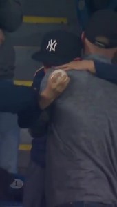 A Blue Jays fan caught an Aaron Judge home run tonight and immediately gave the ball to a young Yankees fan. So wholesome 👏 (🎥: YES Network) | TSN