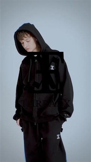 THREADX | 쓰레드엑스 on Instagram: "Follow the Flow. 🏙️ 25FW의 끝과 26SS를 여는 Flow Setup을 공개합니다. 유연하게 흐르는 실루엣과 정교한 TX 시즌자수의 디테일. 스트릿의 자유로움에 컨템포러리한 터치를 더해, 쓰레드엑스만의 '흐름'을 완성했습니다. 이제 더 깊은 곳으로 가기 위한 준비를 하고 있습니다. 다가올 여름 우리는 거대한 바다를 마주할 준비중입니다. 첫 번째 힌트는 🐋 조금 더 깊이, 도심 속으로 다이브. Refined Street. ThreadX. Flow Hood Zip-up Flow Pants ----------------------- Follow the Flow. 🏙️ Unveiling the Flow Setup, the opening act of our 26SS journey. Where fluid silhouettes meet the sharp precision of the TX monogram. 🧵 It’